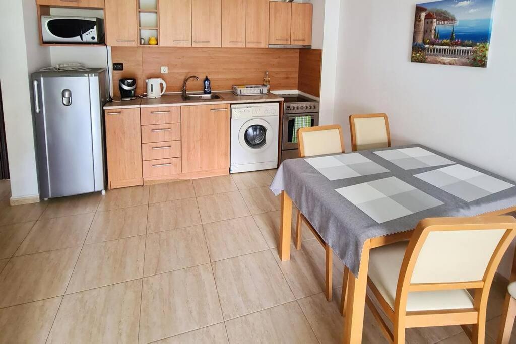 30 Meter Vom Schoenes In Einer Geschlossenen Anlage Apartament